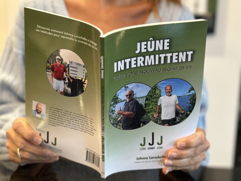 Femme lisant le livre sur le jeûne intermittent.